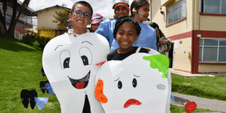 Imagen de un niño y una niña sonriendo. 