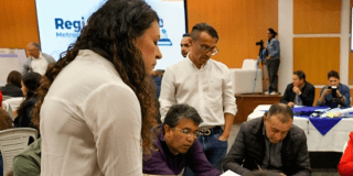 Imagen de personas participando de un diálogo en un recinto cerrado.