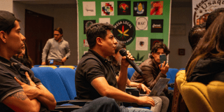 Fotografía de un ciudadano hablando en la mesa cannábica.