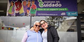 Foto de dos mujeres celebrando sus beneficios en las Manzanas del Cuidado