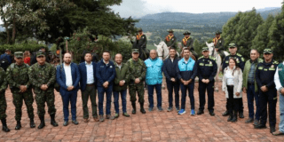 Imagen de autoridades de Cundinamarca con policías de la Región Metropolitana.