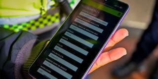 Foto de un celular con la App de Registro Bici para que los ciudadanos registren su bicicleta.