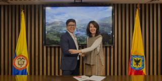 Foto de Carlos Costa, director ejecutivo de Conservation International Colombia, y Adriana Soto, secretaria de Ambiente de Bogotá.