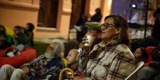 Imagen de personas disfrutando Proyecciones Cine en la calle.