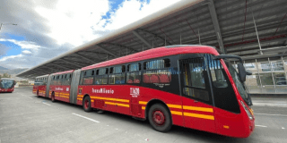 Imagen de un bus de Transmilenio en una estación.