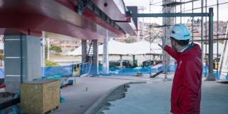 Foto del alcalde Carlos Fernando Galán en la obra del TransMiCable de San Cristóbal