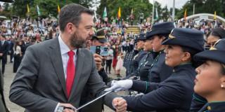 Alcalde Carlos Fernando Galán junto a una de las mujeres de la Policía de Bogotá que ascendieron de grado.