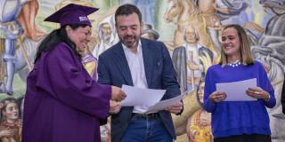 El alcalde Carlos Fernando Galán y la secretaria de la Mujer, Laura Tami, entregando diploma de graduación a una de las mujeres beneficiadas.