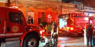 Imagen del Cuerpo Oficial de Bomberos realizando la atención de la emergencia por incendio.