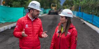 El alcalde Mayor de Bogotá, Carlos Fernando Galán y la directora de la Unidad de Mantenimiento Vial (UMV), Mónica Rueda durante el recorrido por las obras en la calle 222.