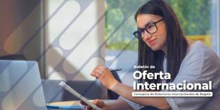 Imagen de una joven realizando consultas en un computador.