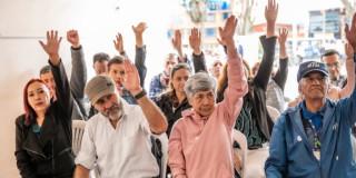 Personas mayore de 50 años en una de las ferias de empleo de la Agencia Distrital de Empleo de Bogotá