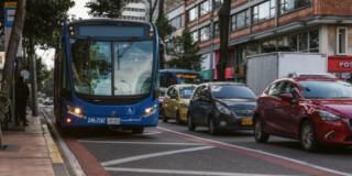 Foto de buses y vehículos particulares circulando por la carrera 13.