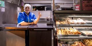 Foto de una propietaria de negocio de comercio de carnes en Bogotá.