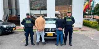 Foto con la captura de estas dos personas por hurtar computadoras de vehículos en Bogotá