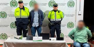 En la foto un capturado y dos policías 