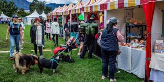 Foto de una de las ferias de 'Hecho en Bogotá' con asistentes comprando productos de emprendedores locales.