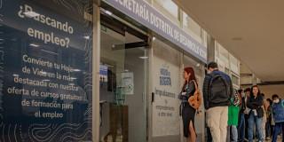 Foto de bogotanos y bogotanas accediendo a la sede de la Agencia Distrital de Empleo en Bogotá.