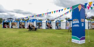 Foto de una de las ferias de 'Hecho en Bogotá' con exhibiciones de emprendimientos y productos locales.