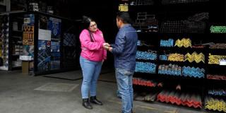 En la foto dos personas hablando 