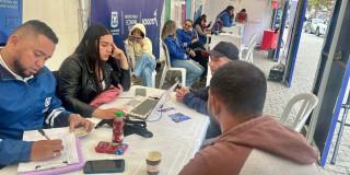 Fotos de vendedores informales accediendo a servicios de formalización en Bogotá.