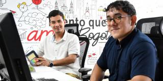 Fotografía en la que aparecen dos estudiantes que hacen sus prácticas