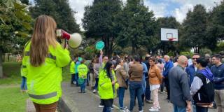 Foto bogotanos y bogotanas participando en una de las jornadas de Simulacro en Bogotá.