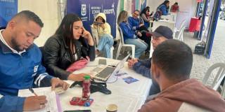 Vendedores y vendedoras informales accediendo a servicios en la 'Megaruta'.