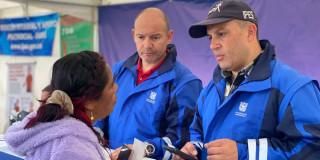 Gestores sociales del IPES ofreciendo información y orientación a una de las asistentes en la 'Megaruta de Servicios'