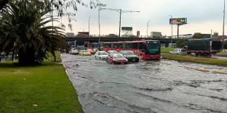 Imagen de vía en Bogotá con inundaciones por lluvias.
