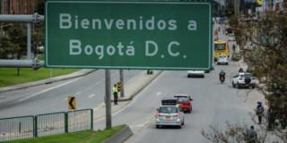 Foto de una vía de Bogotá con carros cirulando 