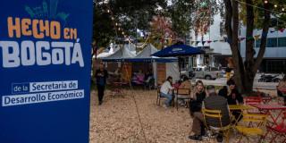 Foto de una de las ferias de Hecho en Bogotá con bogotanos y bogotanas asistiendo 