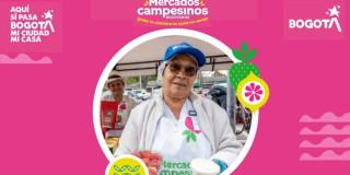 Imagen de los Mercados Campesinos en Bogotá con uno de los campesinos participantes.