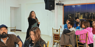 Foto de una mujer hablando en el primer Encuentro Ciudadano Participativo