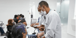 Foto de un doctor atendiendo a unos pacientes