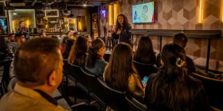 Foto de una funcionaria de la Agencia Distrital de Empleo de Bogotá realizando orientación a ciudadanos sobre la ruta de empleabilidad y 'Talento Capital'.