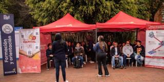 Foto de una de las Ferias de Empleo de 'Talento Capital' con asistencia de bogotanos y bogotanas que buscan trabajo.