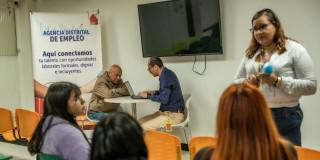 Bogotanos y bogotanas accediendo a una de las Ferias de Empleo de 'Talento Capital'.