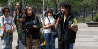 Imagen de varias personas realizando un recorrido guiado durante la Bienal de Arte y Ciudad de Bogotá.