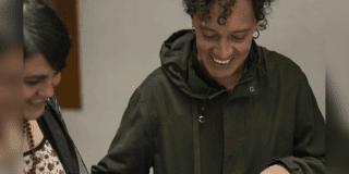 Imagen de una mujer y un hombre trabajando tal vez en una manualidad. 