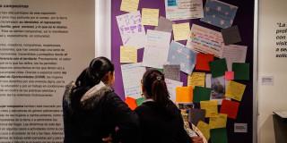 En la foto dos mujeres mirando la exposición