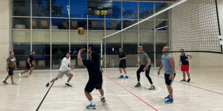 Imagen de dos equipos de voleibol en práctica de este deporte en la Arena Polivalente del CEFE Chapinero.