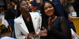 Dos mujeres raizales aplaudiendo y sonriendo