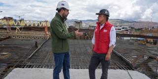 Foto del alcalde de Bogotá con el director del IDU en la obra de la avenida 68 en Bogotá