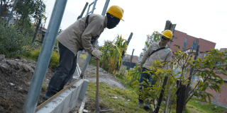 Imagen de dos funcionarios interviniendo uno de los humedales