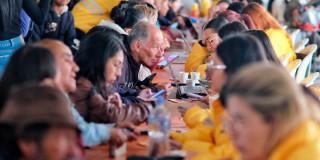 En la foto hay personas que asisten a una feria de servicios de Ingreso Mínimo Garantizado