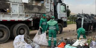 Foto que muestra trabajadores de la UAESP