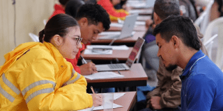 Imagen de una funcionaria de Integración Social atendiendo a un migrante