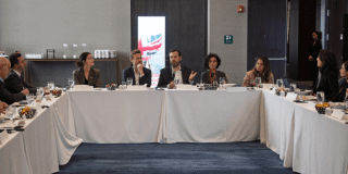 Imagen de una reunión del alcalde Galán y representantes internacionales