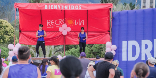 Imagen de personas bailando en actividad liderada por instructores del IDRD